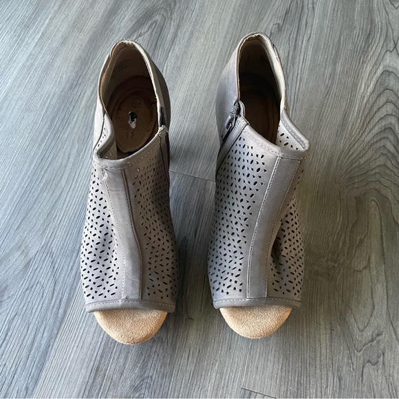 Giani Bernini Gray Perforated Ankle Booties Chunky Heel Women’s 7.5 - Picture 4 of 14